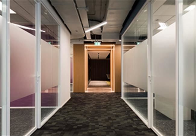 合肥辦公室隔斷裝修施工哪家好？辦公室隔斷發(fā)展偏重人性化設(shè)計