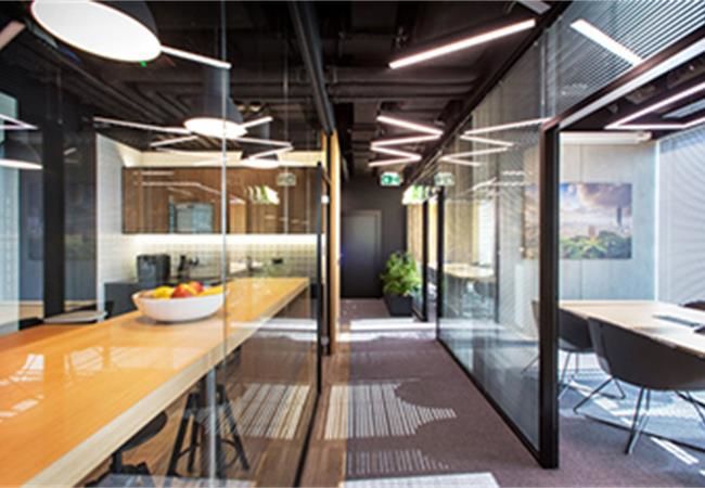 合肥裝修公司如何利用鋼化玻璃隔斷裝修辦公室？