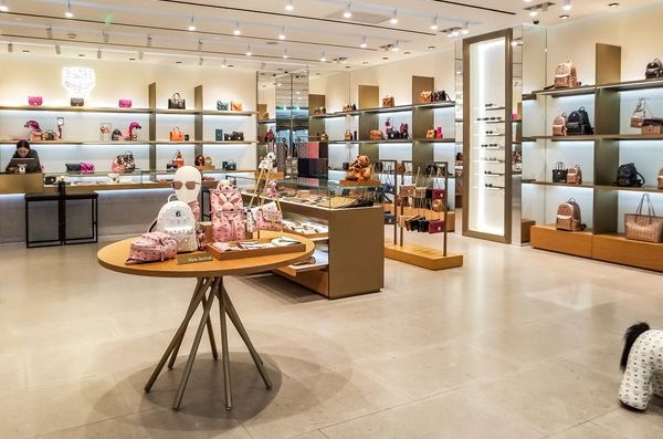 高檔時(shí)尚包店如何裝修？箱包店裝修效果圖