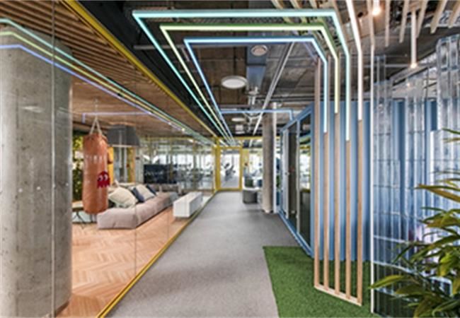 氣派獨(dú)特的辦公室裝修設(shè)計(jì)藝術(shù)與環(huán)保實(shí)用兼?zhèn)? />
                                    
                                </a>
                                <div   id=