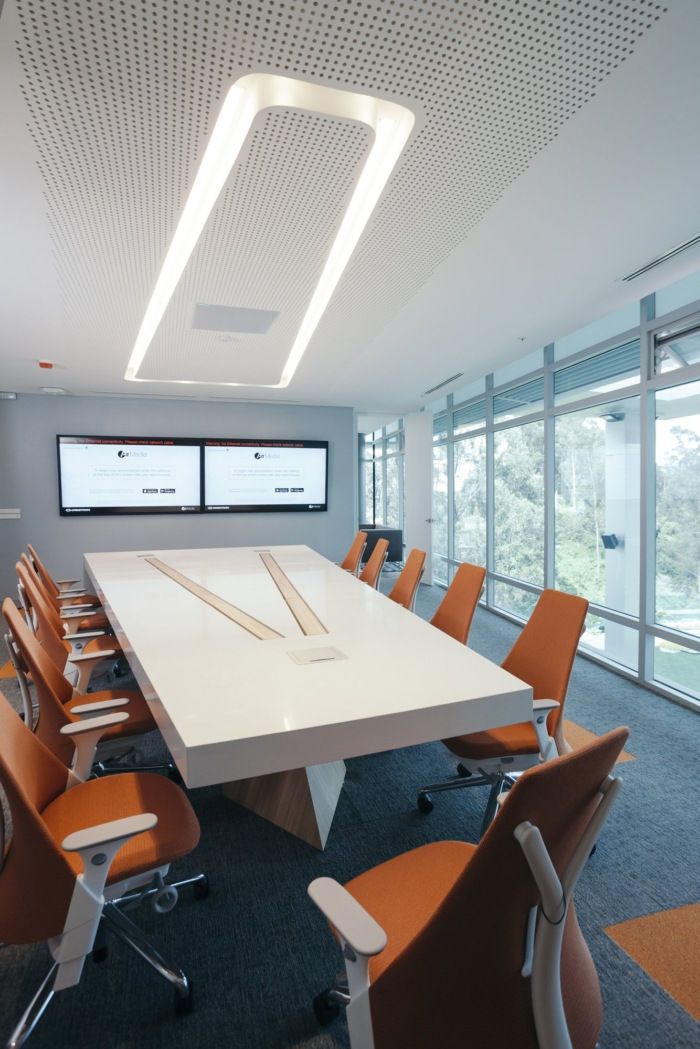 400平米現(xiàn)代簡約風(fēng)格辦公室裝修設(shè)計怎樣做