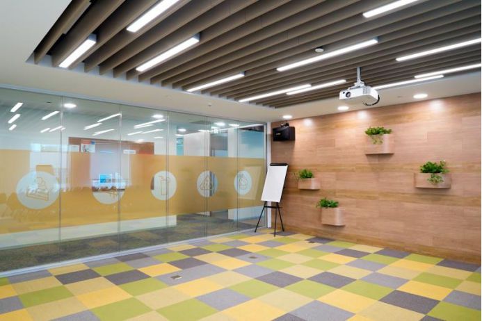 辦公室裝修中吊頂如何設(shè)計(jì)給員工一個(gè)舒適的工作環(huán)境