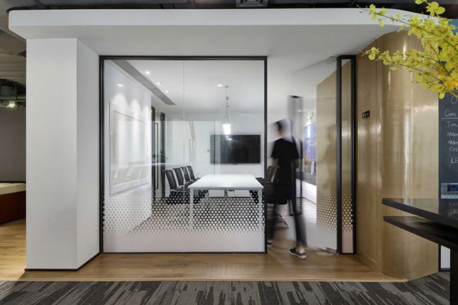400平辦公室裝修設(shè)計玻璃隔斷效果圖 