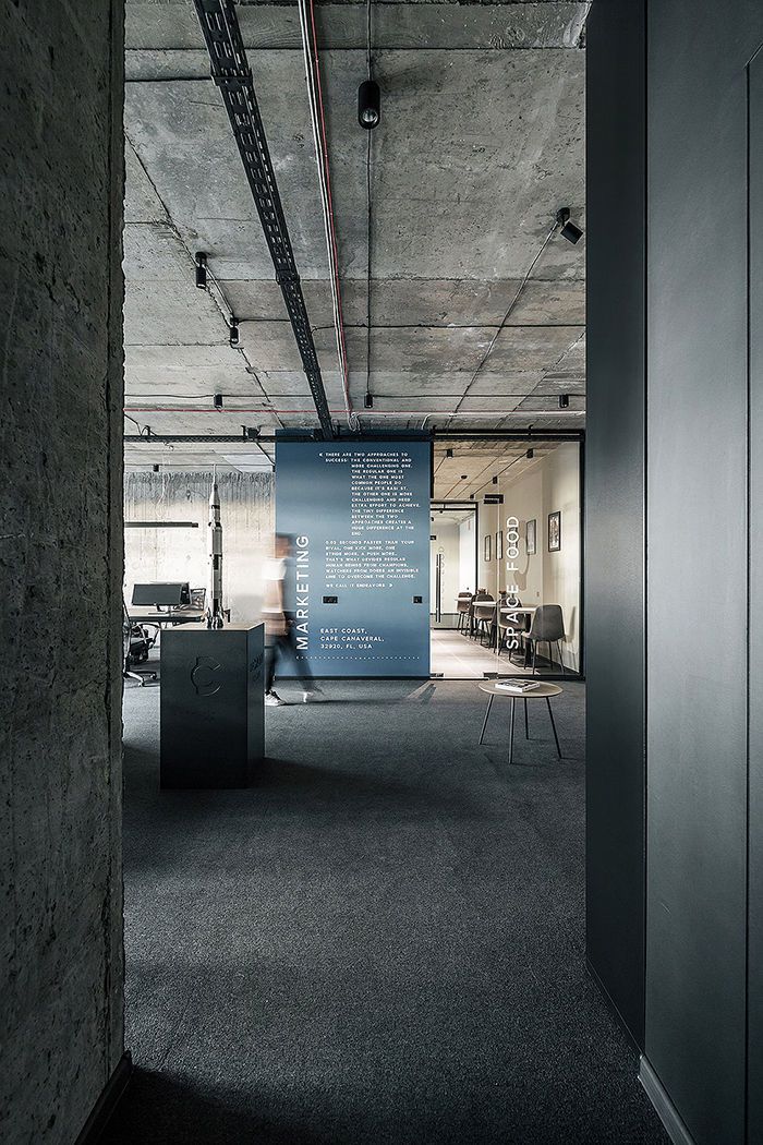 140平辦公室工業(yè)風(fēng)設(shè)計(jì)無(wú)吊頂如何做隔斷