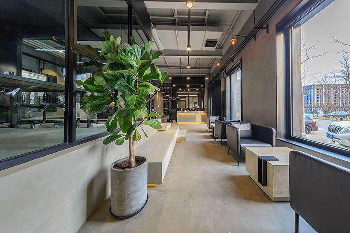 400平工業(yè)風辦公室裝修設(shè)計 黑色工業(yè)風辦公室設(shè)計案例