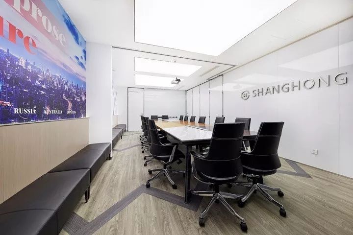 充滿現(xiàn)代簡約感的辦公室裝修設(shè)計(jì)